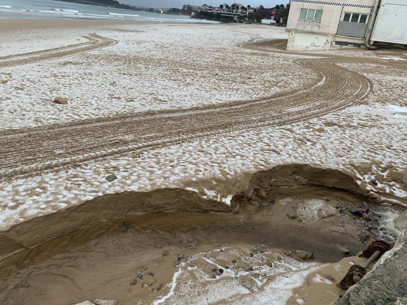 Las granizadas matinales de este lunes han teñido de blanco las playas de El Sardinero.