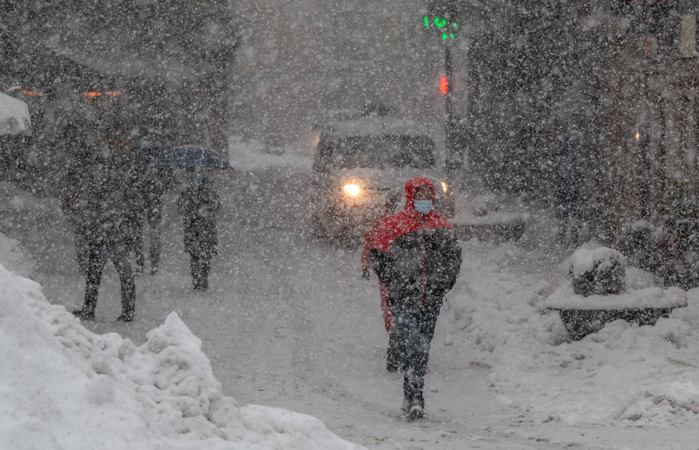 La nieve cae intensamente en la capital campurriana, con una acumulación de cinco centímetros en pocas horas. En algunas calles de Reinosa cubre hasta la rodilla.