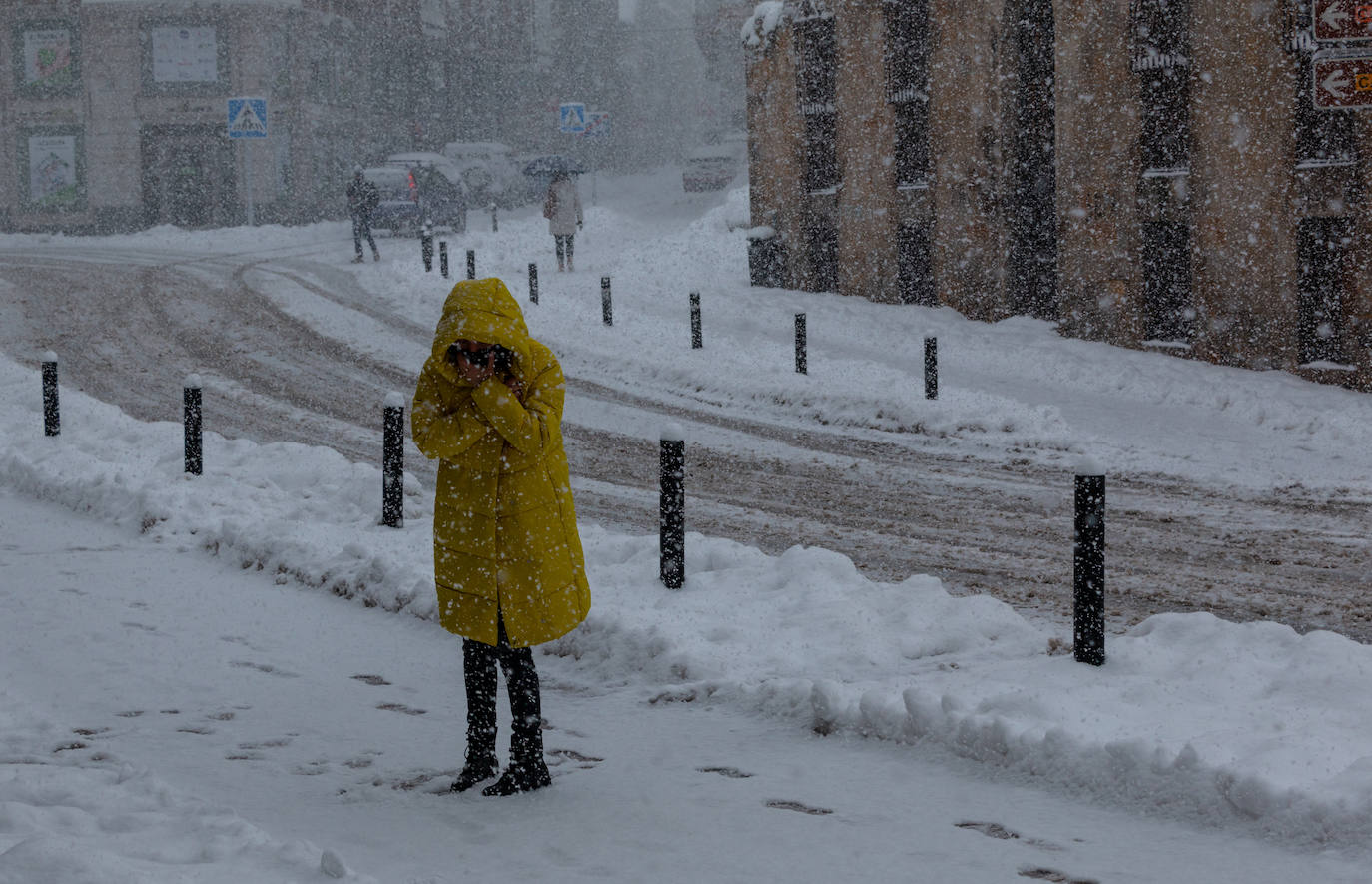 La nieve cae intensamente en la capital campurriana, con una acumulación de cinco centímetros en pocas horas. En algunas calles de Reinosa cubre hasta la rodilla.