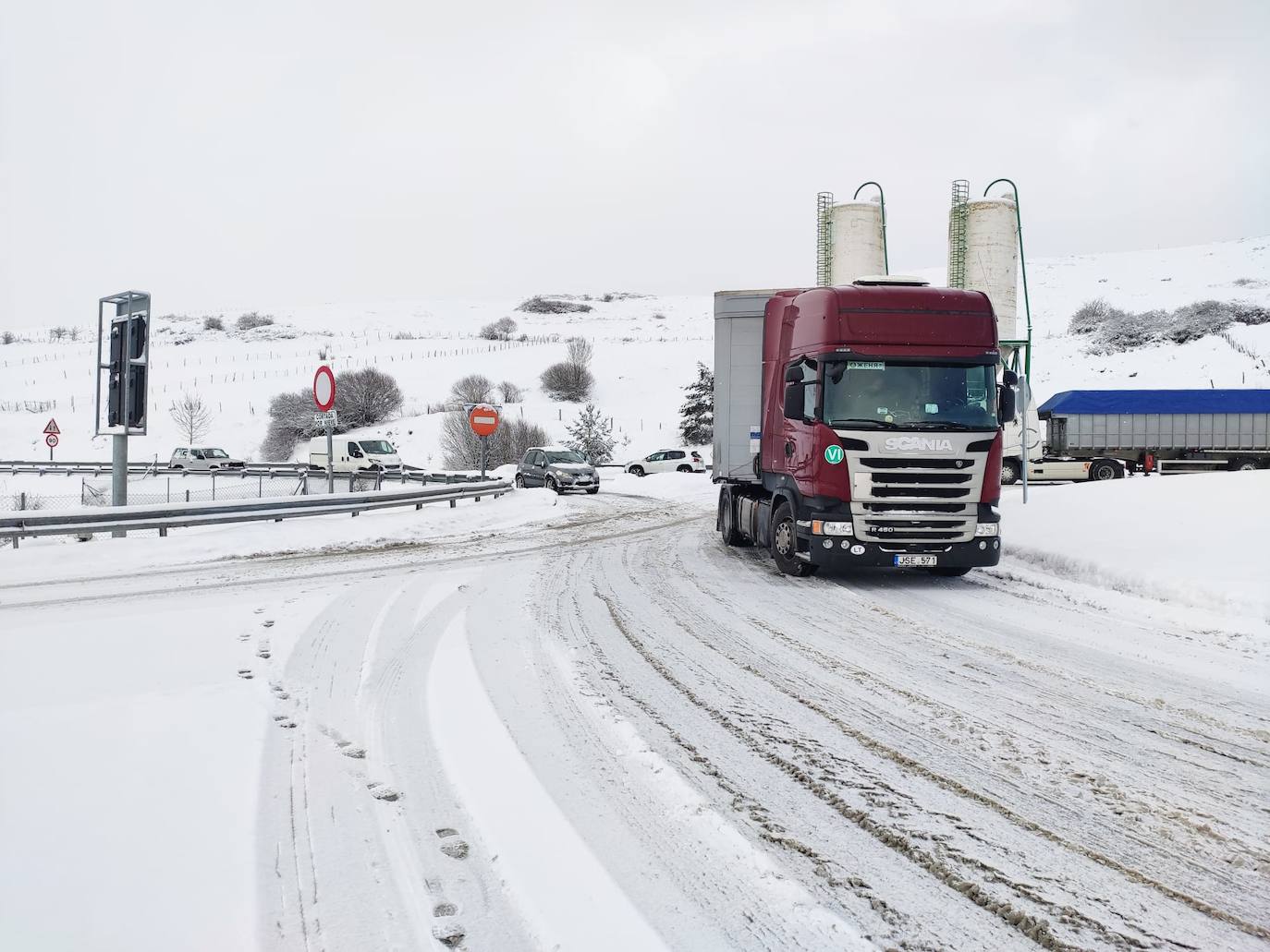 La nieve cae intensamente en la capital campurriana, con una acumulación de cinco centímetros en pocas horas. En algunas calles de Reinosa cubre hasta la rodilla. En la autovía, la situación se complica a medida que avanza la jornada, como muestran las imágenes de la A-67 a su paso por Campoo de Enmedio y Reinosa.