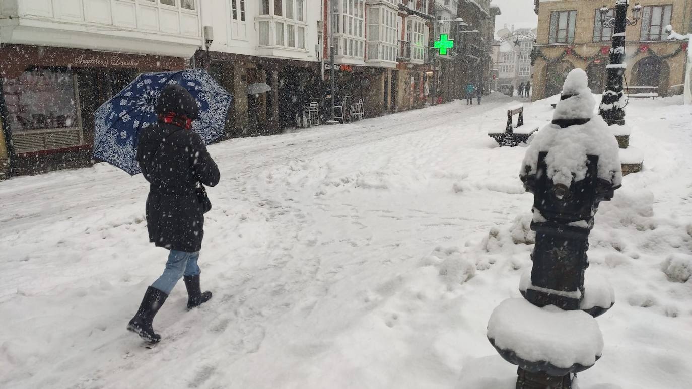 La nieve cae intensamente en la capital campurriana, con una acumulación de cinco centímetros en pocas horas. En algunas calles de Reinosa cubre hasta la rodilla.