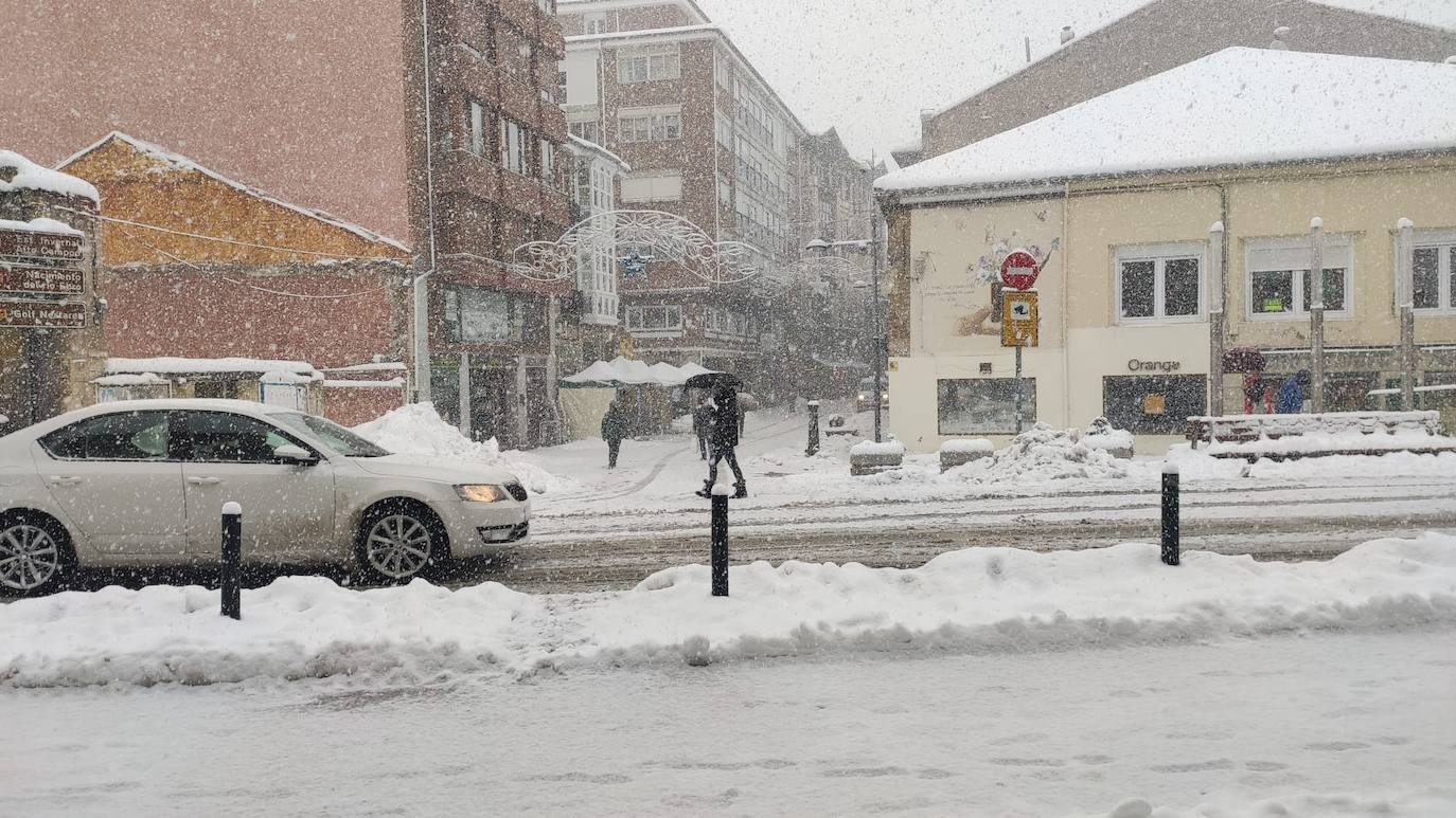 La nieve cae intensamente en la capital campurriana, con una acumulación de cinco centímetros en pocas horas. En algunas calles de Reinosa cubre hasta la rodilla.