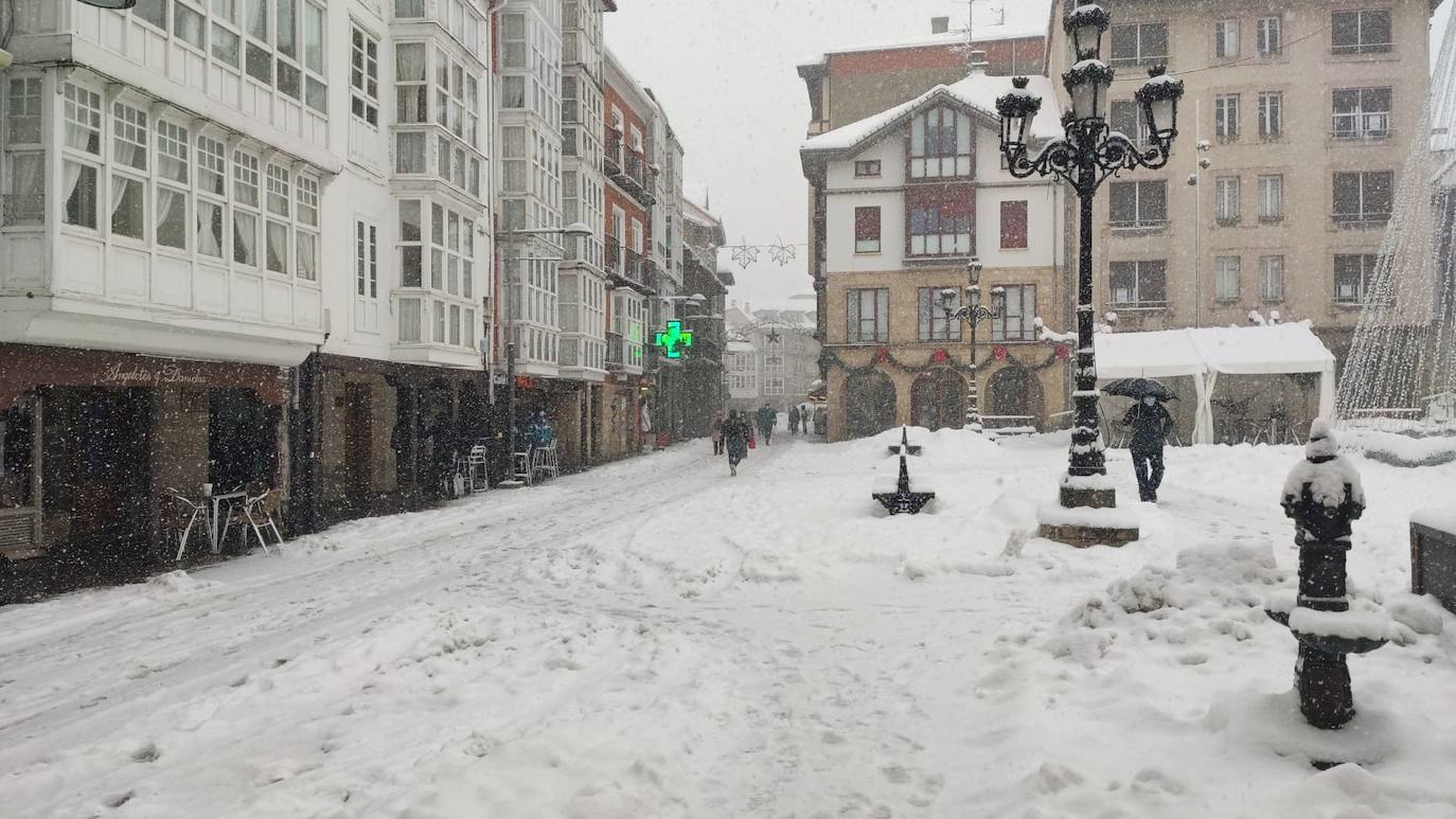 La nieve cae intensamente en la capital campurriana, con una acumulación de cinco centímetros en pocas horas. En algunas calles de Reinosa cubre hasta la rodilla.