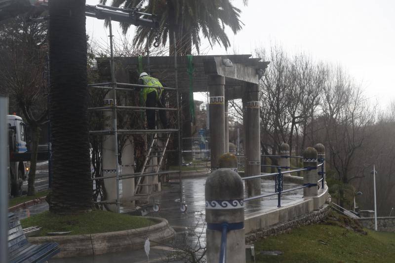 Operarios del Ayuntamiento de Santander han comenzado este martes a trabajar en la parte superior del talud de Reina Victoria, desde donde realizarán las actuaciones para rehabilitar el terreno que se ha desprendido sobre la playa de Los Peligros.