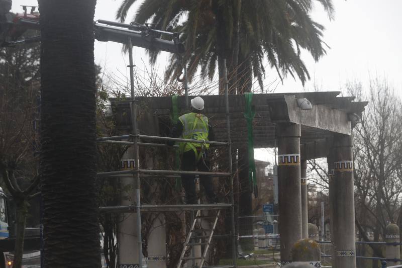 Operarios del Ayuntamiento de Santander han comenzado este martes a trabajar en la parte superior del talud de Reina Victoria, desde donde realizarán las actuaciones para rehabilitar el terreno que se ha desprendido sobre la playa de Los Peligros.