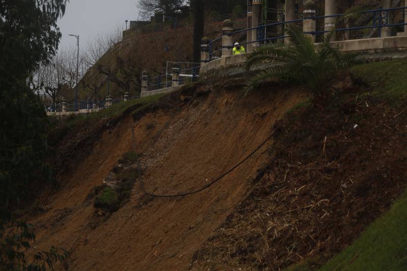 Operarios del Ayuntamiento de Santander han comenzado este martes a trabajar en la parte superior del talud de Reina Victoria, desde donde realizarán las actuaciones para rehabilitar el terreno que se ha desprendido sobre la playa de Los Peligros.