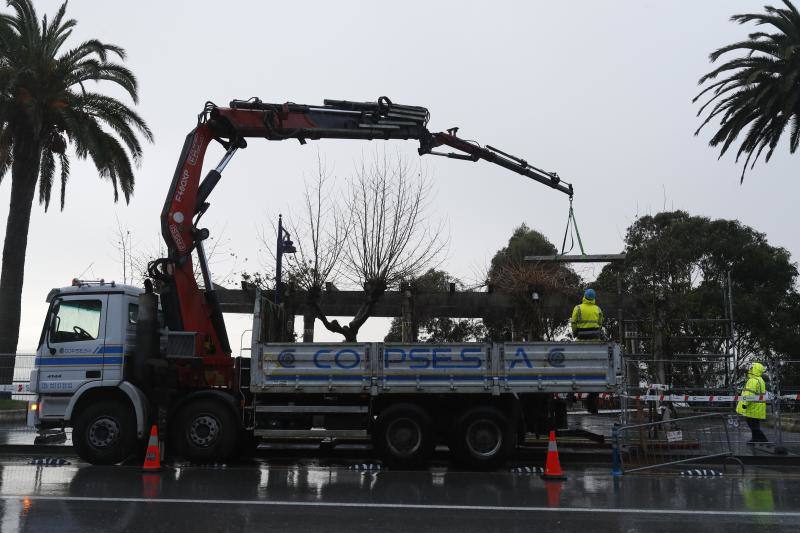 Operarios del Ayuntamiento de Santander han comenzado este martes a trabajar en la parte superior del talud de Reina Victoria, desde donde realizarán las actuaciones para rehabilitar el terreno que se ha desprendido sobre la playa de Los Peligros.