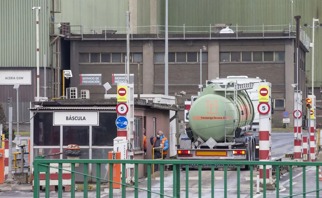 Acceso a la fábrica que Global Steel Wire tiene en Santander, una de las principales plantas electrointensivas de Cantabria. 