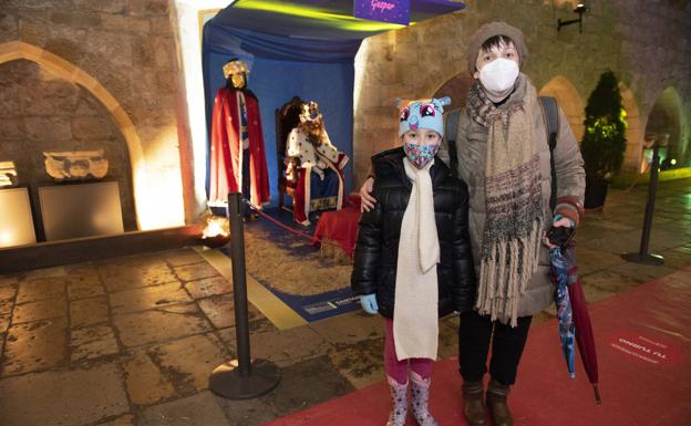 Los Reyes Magos ya reciben a los niños de Santander: «Es casi igual de bonito que la cabalgata»