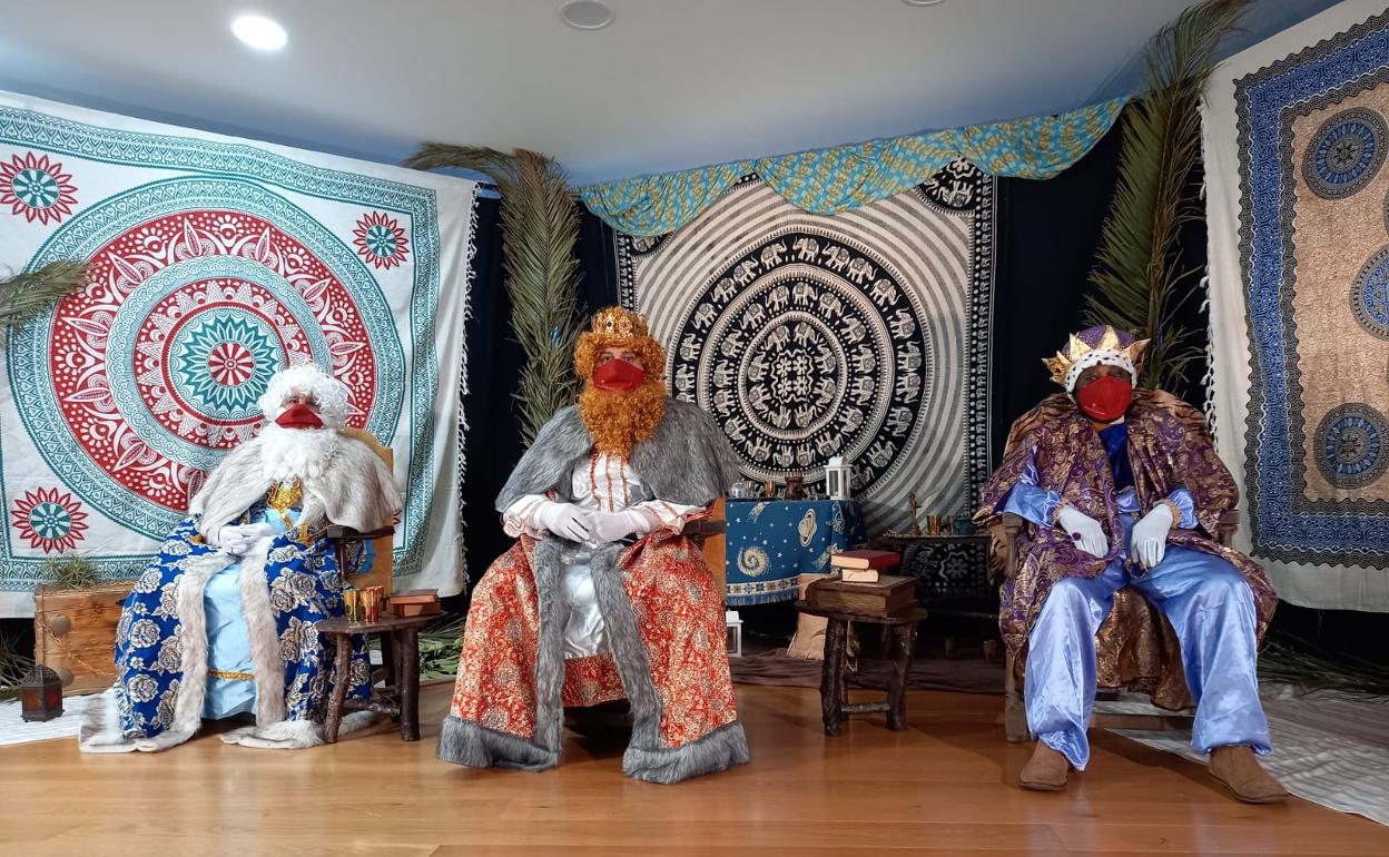 Melchor, Gaspar y Baltasar saludan a los niños de Bezana por videoconferencia