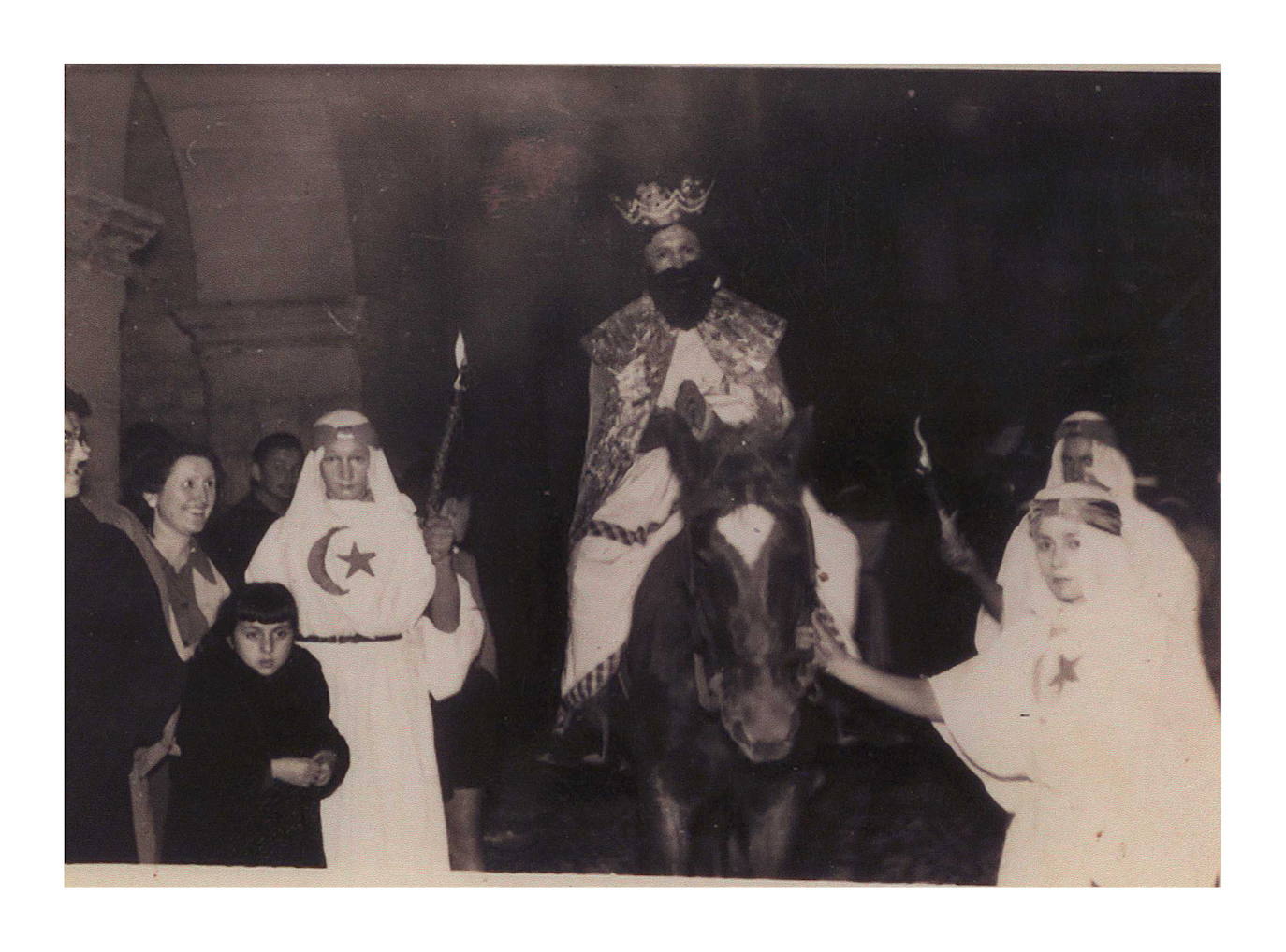 1959. SANTILLANA DEL MAR. Primera Cabalgata de los Reyes Magos en la villa.