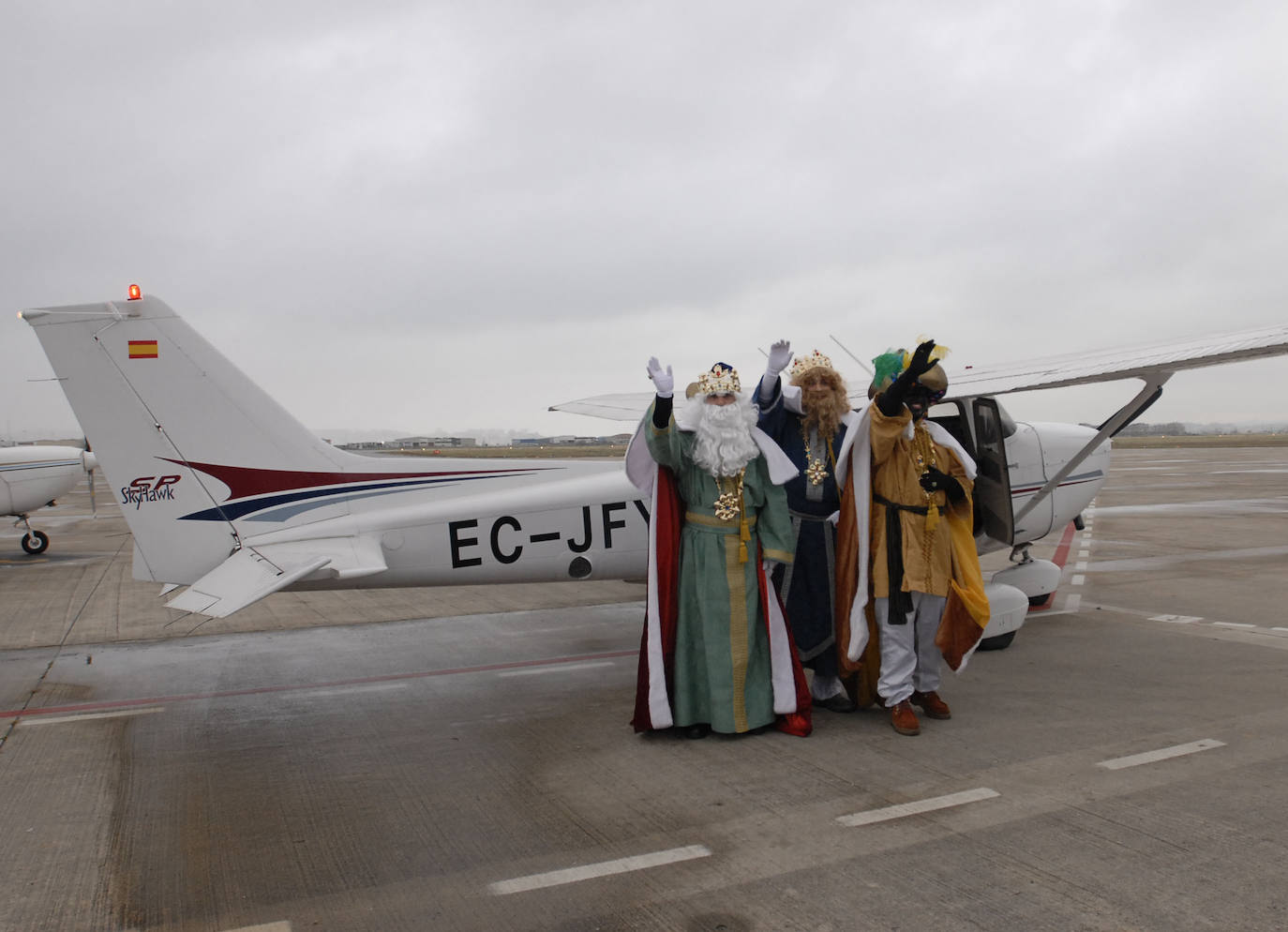 2007. CAMARGO. Los Reyes Magos llegan en avioneta al aeropuerto de Parayas.