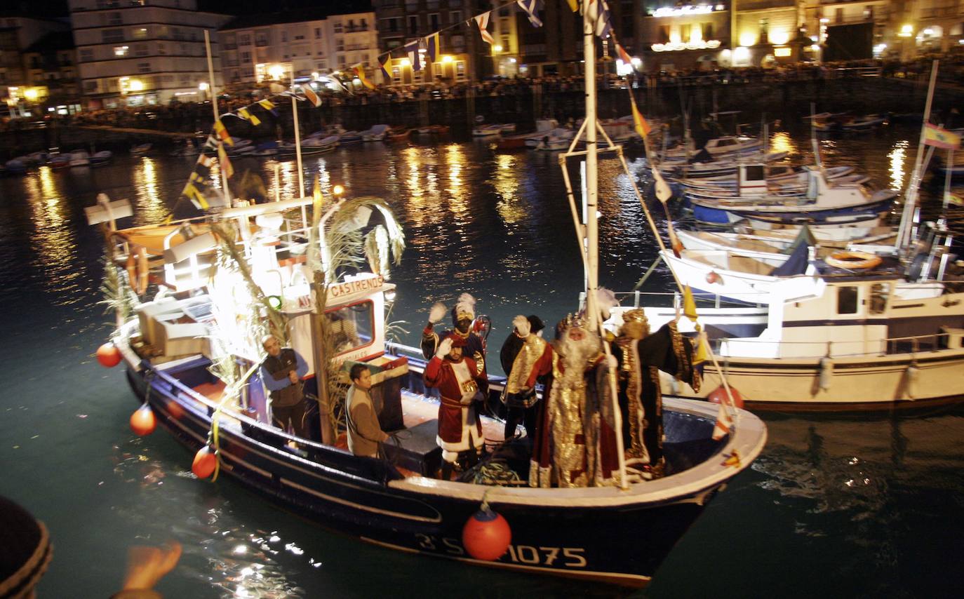 2010. CASTRO URDIALES. Los Reyes Magos llegaron a Castro Urdiales a bordo del 'Aires Castreños'.