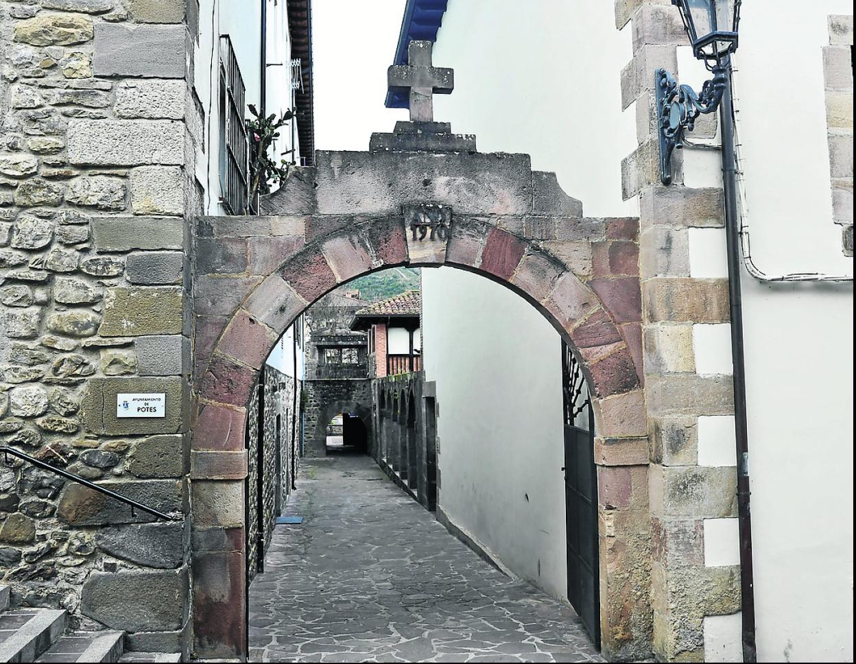 Portalada del Ayuntamiento de Potes con una señal indicativa a la entrada donde está la rampa. 