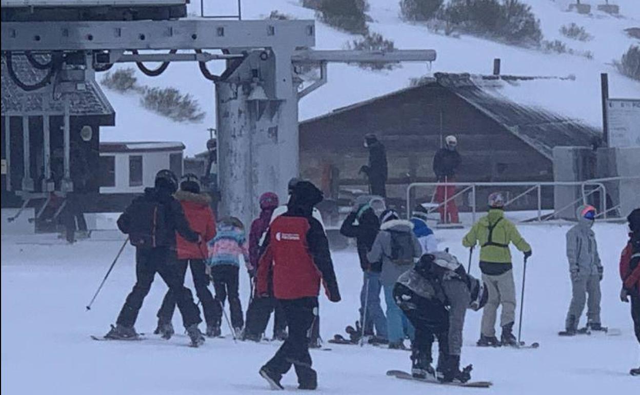 Esquiadores en Alto Campoo, el día de la reapertura.