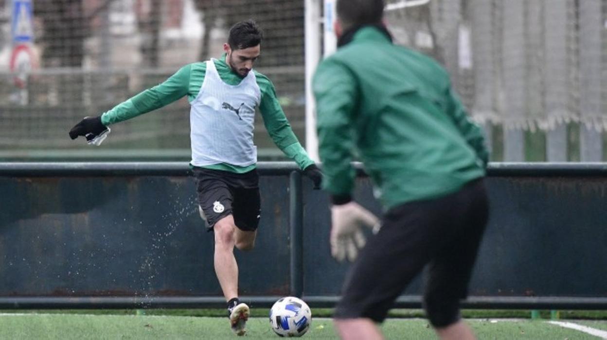 Pablo Andrade central al área durante el entrenamiento de ayer. 