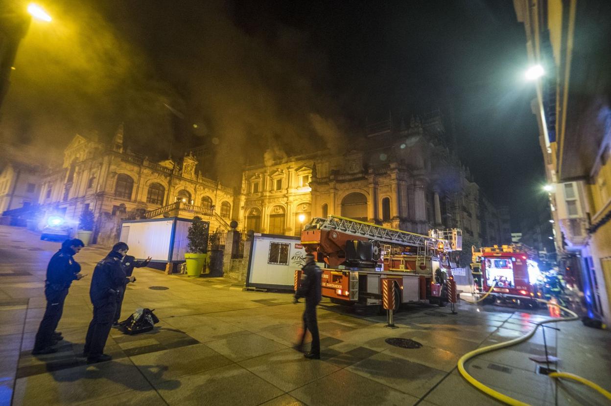 Imagen de la noche del incendio del museo santanderino. 