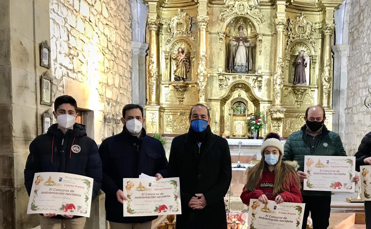 Los ganadores del concurso de decoración navideña junto al presidente de la Junta Vecinal, Moisés Balbás.