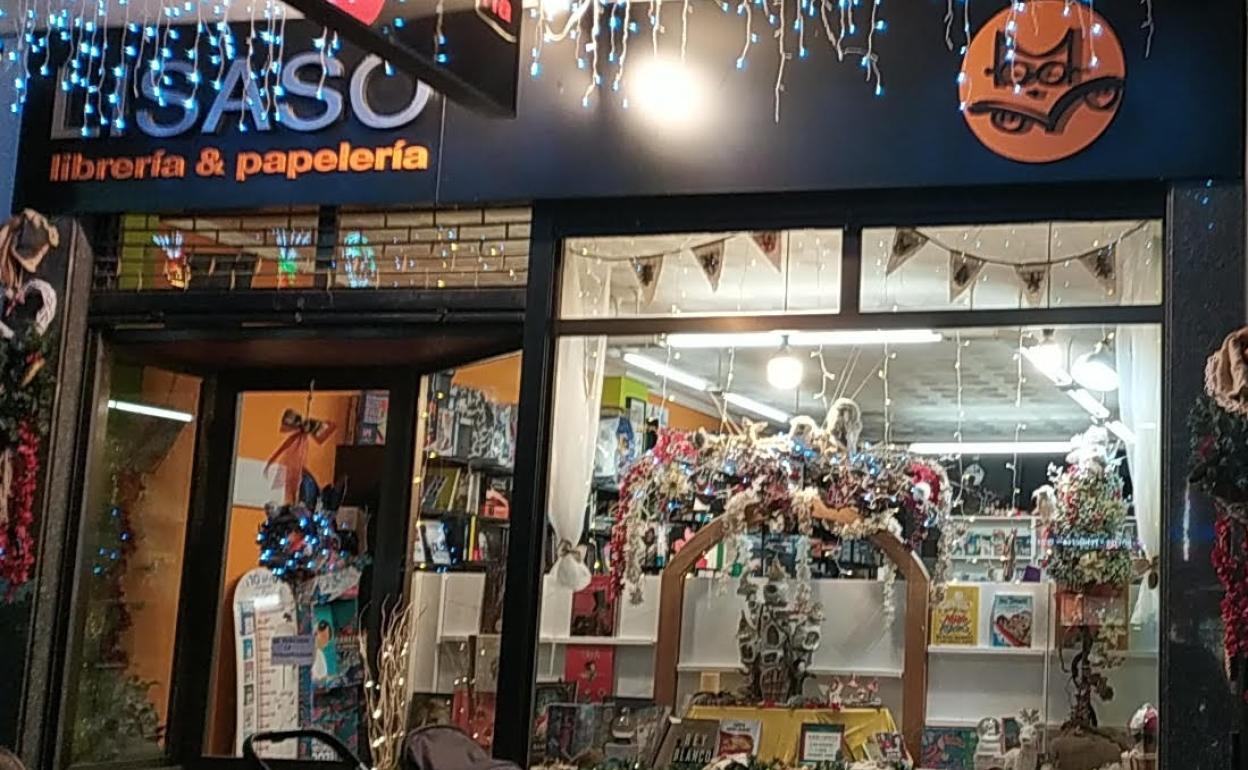 La librería Lisaso, en Renedo, gana el concurso de escaparates de Piélagos, en la categoría de comercio.