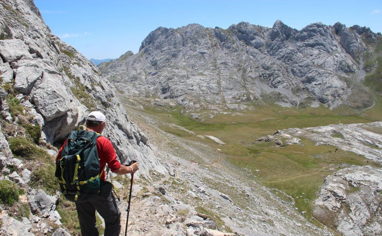 Un montañero se dirige a las Vegas de Liordes de regreso del refugio de Collado Jermoso 