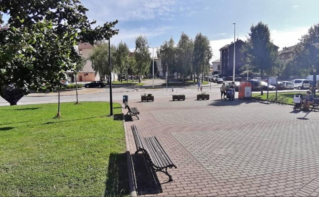 Plaza Mayor de Santiago de Cartes en primer término y la del Gallo al fondo