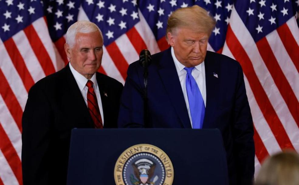 La presidenta de la Cámara de Representantes, Nancy Pelosi, junto al vicepresidente de EE UU y presidente del Senado Mike Pence