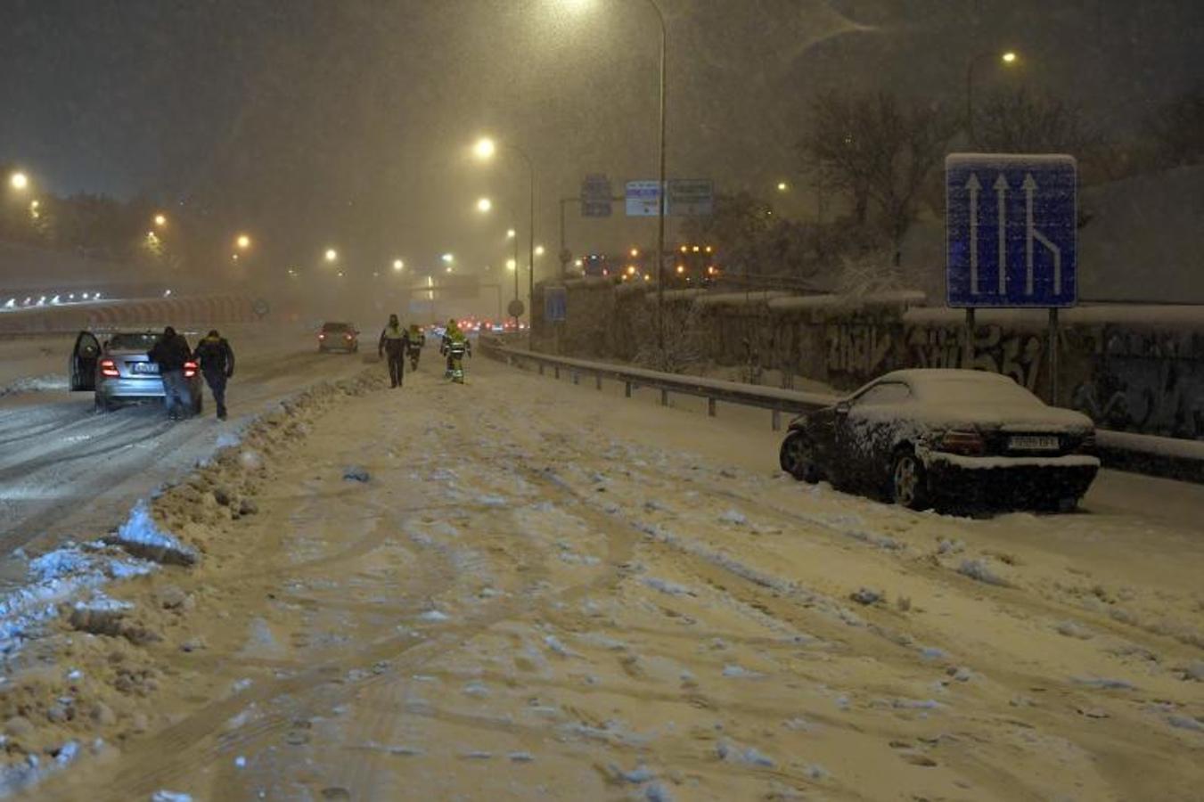 Los vehículos permanecen atascados en la carretera de circunvalación M30 de Madrid.