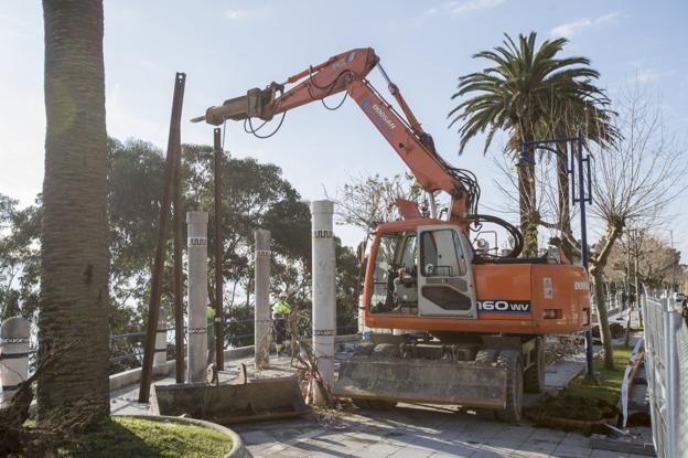 Una máquina sostiene los carriles para consolidar el mirador del paseo de Reina Victoria, justo por encima del punto en el que se produjo el deslizamiento de tierras. 