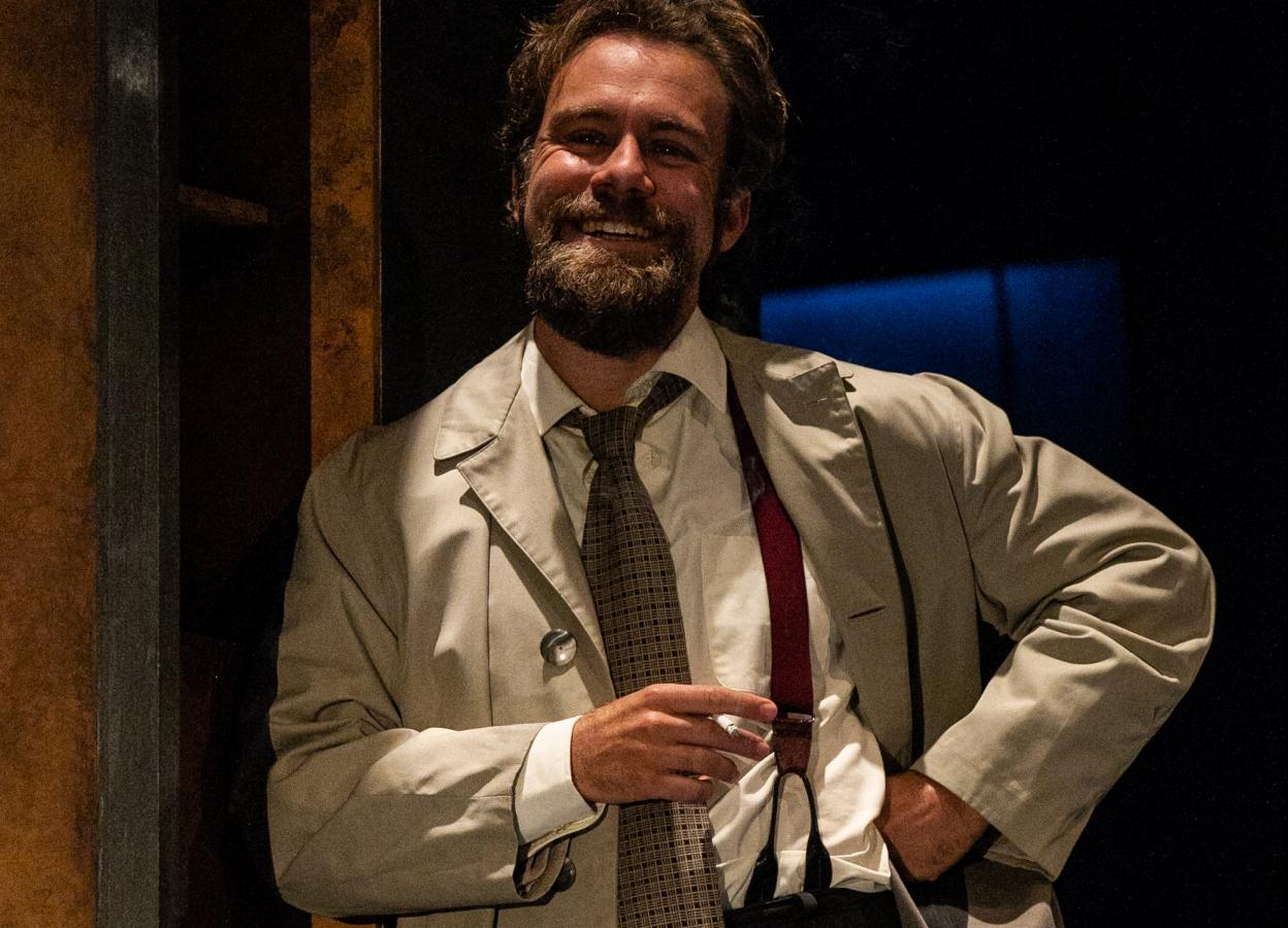 Carlos Serrano, en uno de los cuatro personajes que interpreta en la obra. 