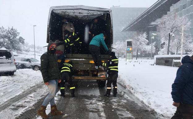 La UME traslada al centro de Madrid a personas rescatadas en las carreteras madrileñas.