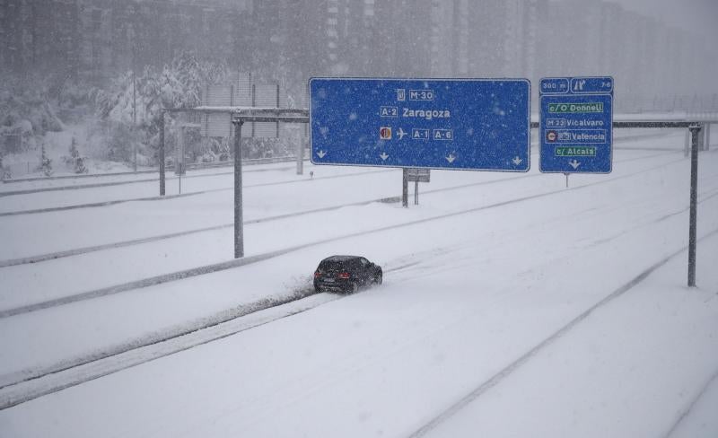 Un coche circula por M-30 en Madrid