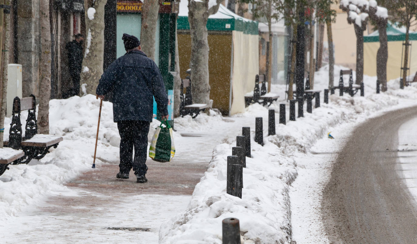 A primera hora de la mañana de este sábado ha vuelto a nevar en Reinosa, cubriendo de nuevo el suelo en aquellas zonas en las que no hay circulación de coches y personas. Cada vez nieva con más intensidad aunque los copos son pequeños y sigue haciendo bastante frío. Lo peor está llegando esta tarde