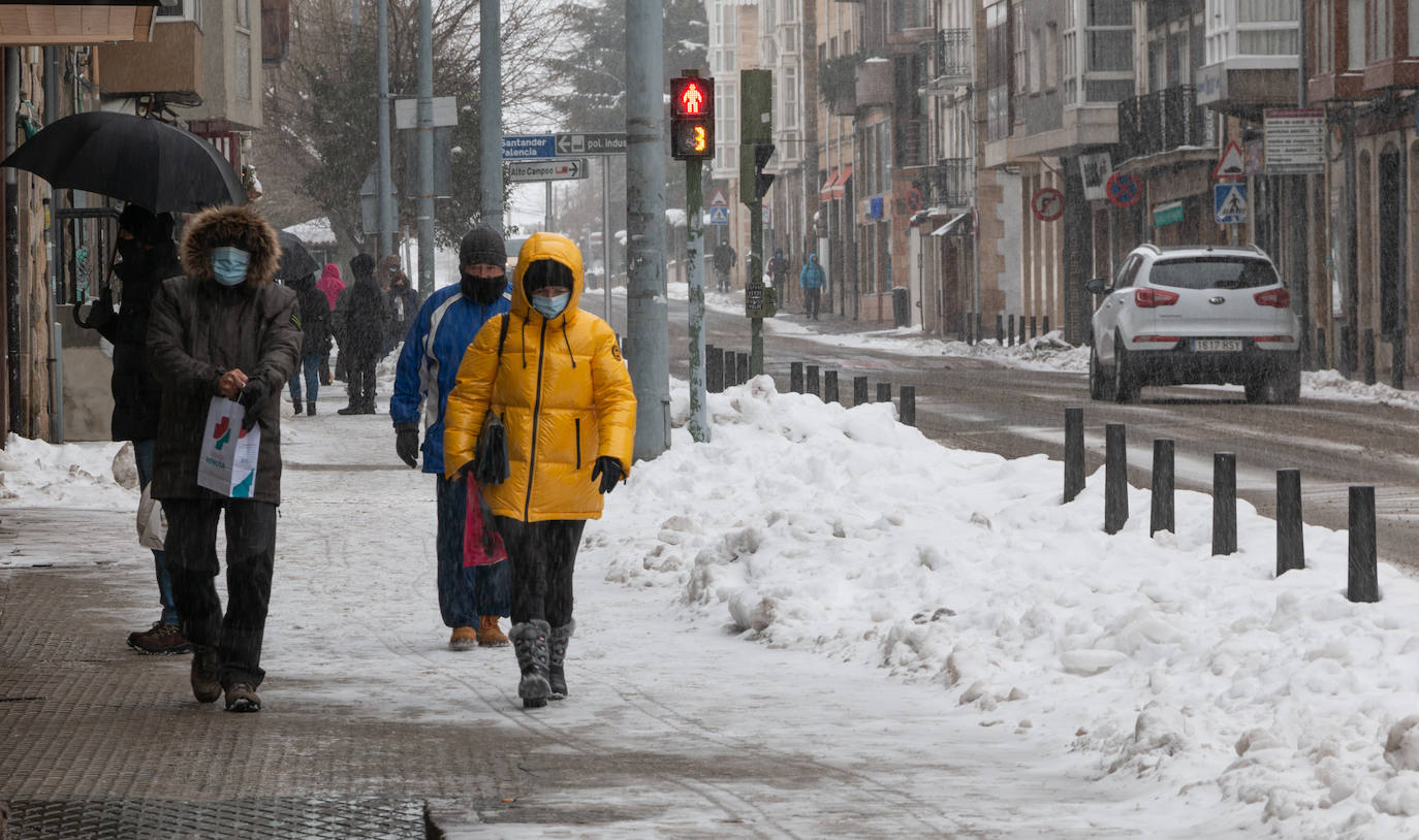 A primera hora de la mañana de este sábado ha vuelto a nevar en Reinosa, cubriendo de nuevo el suelo en aquellas zonas en las que no hay circulación de coches y personas. Cada vez nieva con más intensidad aunque los copos son pequeños y sigue haciendo bastante frío. Lo peor está llegando esta tarde