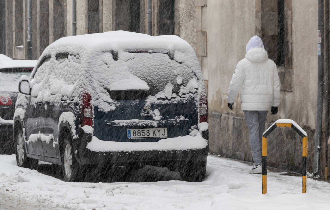 A primera hora de la mañana de este sábado ha vuelto a nevar en Reinosa, cubriendo de nuevo el suelo en aquellas zonas en las que no hay circulación de coches y personas. Cada vez nieva con más intensidad aunque los copos son pequeños y sigue haciendo bastante frío. Lo peor está llegando esta tarde