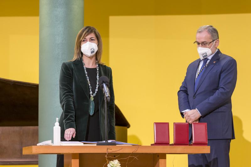 Ángel Pazos ha tomado posesión este sábado como rector de la Universidad de Cantabria (UC), tras su reelección en el cargo del pasado diciembre. En la ceremonia académica, celebrada en el salón de actos de la Facultad de Ciencias Económicas, Empresariales y Derecho, han asumido también sus cargos el resto de miembros del equipo de Gobierno. Han intervenido en el acto el presidente del Gobierno de Cantabria, Miguel Ángel Revilla; el vicepresidente y consejero de Universidades, Igualdad, Cultura y Deporte, Pablo Zuloaga, y la consejera de Presidencia, Interior, Justicia y Acción Exterior, Paula Fernández, y han asistido únicamente los equipos rectorales entrantes y salientes y el personal de asistencia técnica. 