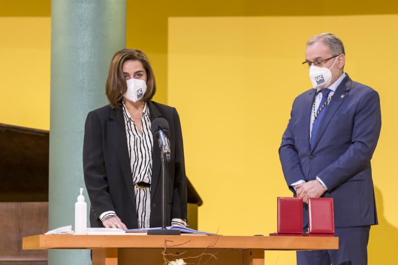 Ángel Pazos ha tomado posesión este sábado como rector de la Universidad de Cantabria (UC), tras su reelección en el cargo del pasado diciembre. En la ceremonia académica, celebrada en el salón de actos de la Facultad de Ciencias Económicas, Empresariales y Derecho, han asumido también sus cargos el resto de miembros del equipo de Gobierno. Han intervenido en el acto el presidente del Gobierno de Cantabria, Miguel Ángel Revilla; el vicepresidente y consejero de Universidades, Igualdad, Cultura y Deporte, Pablo Zuloaga, y la consejera de Presidencia, Interior, Justicia y Acción Exterior, Paula Fernández, y han asistido únicamente los equipos rectorales entrantes y salientes y el personal de asistencia técnica. 