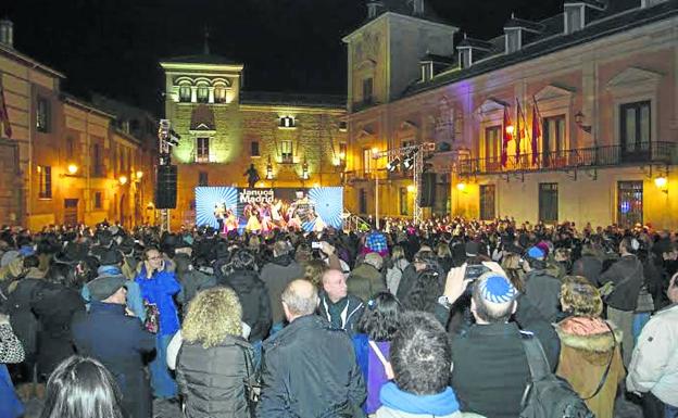 Una multitud se reúne en la plaza de la Villa de Madrid con motivo del Janucá, la fiesta de las luminarias. 