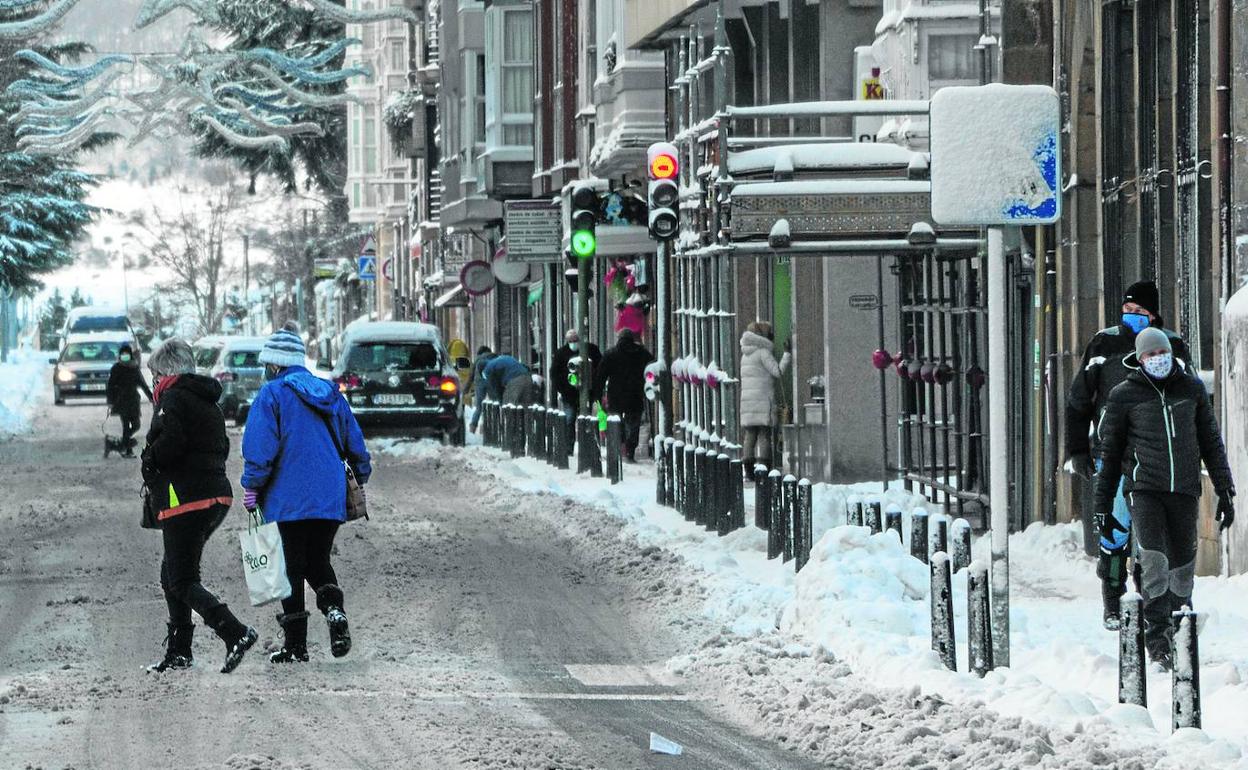 Aspecto de la avenida Puente de Carlos III de Reinosa, tras las nevadas de los últimos días. 