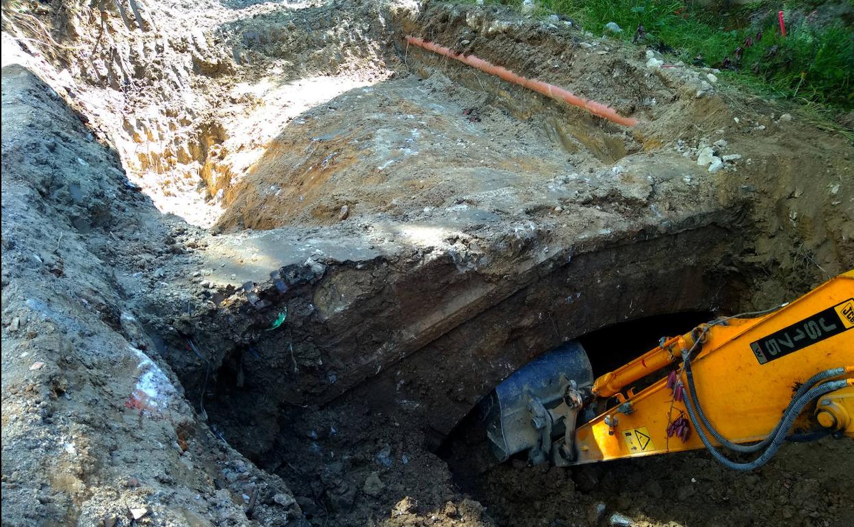 Una máquina retira el terreno bajo el paso que se localizó a través de unas catas