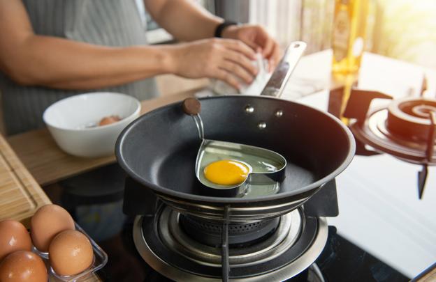 Huevos no pueden faltar en tu dieta... ¿y si los cocinas en forma de corazón?