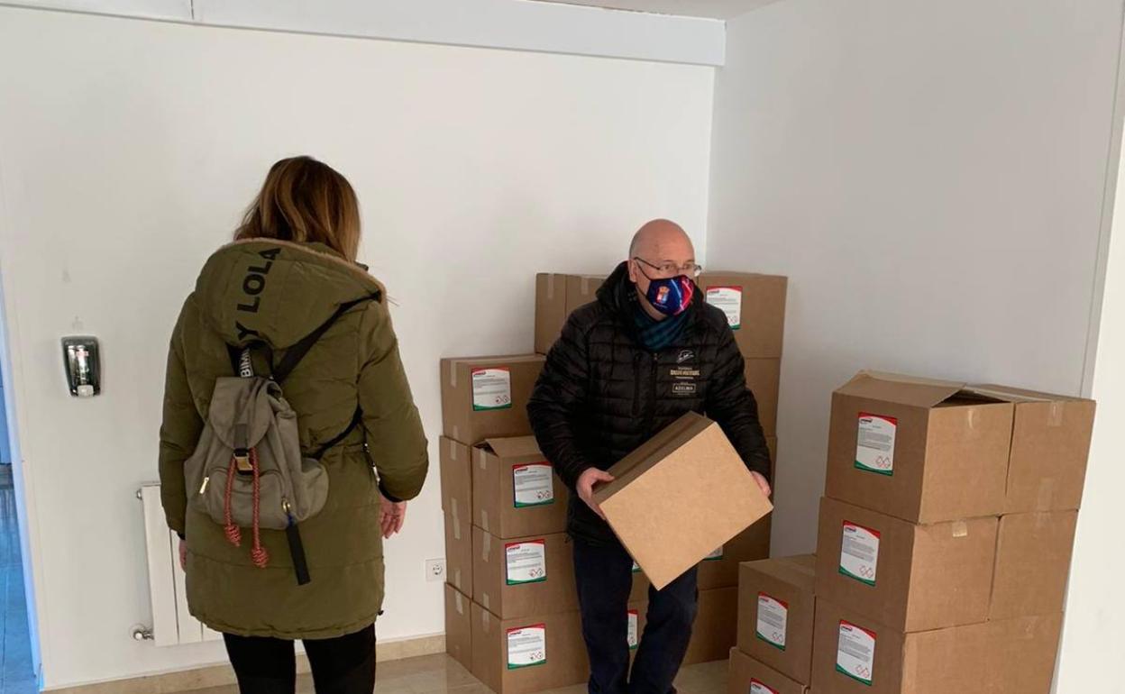 Concejales del equipo de gobierno gestionan el pedido realizado de material higiénico 