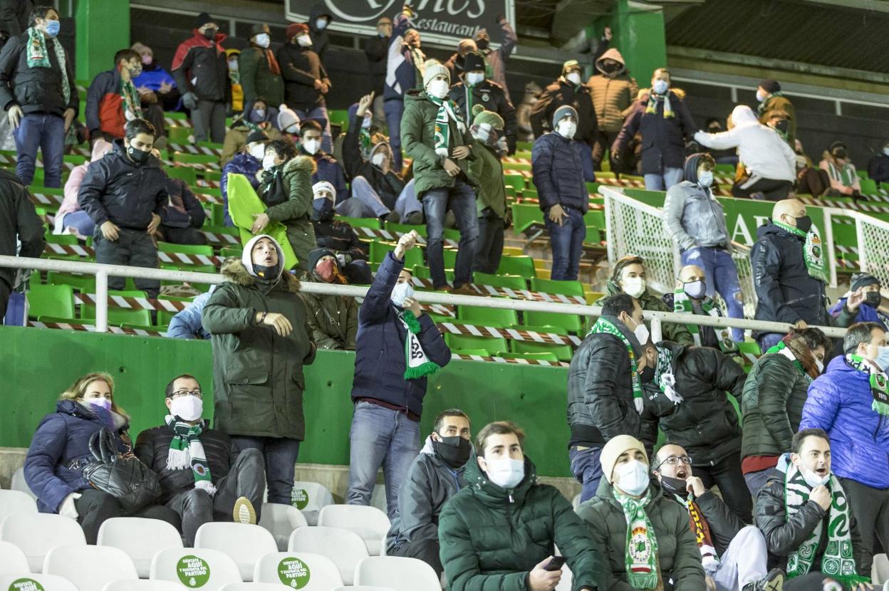 La afición racinguista mostró su enfado en el partido frente al Amorebieta. 