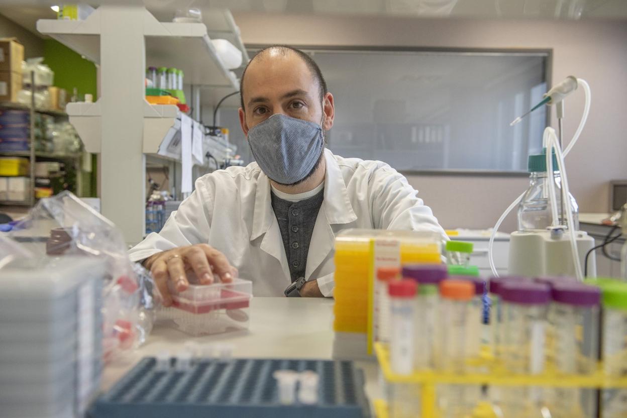 El investigador del Ibbtec, Álvaro Rada, posa en uno de los laboratorios del centro mixto, ayer. maría gil. , la semana pasada, en el campus. 