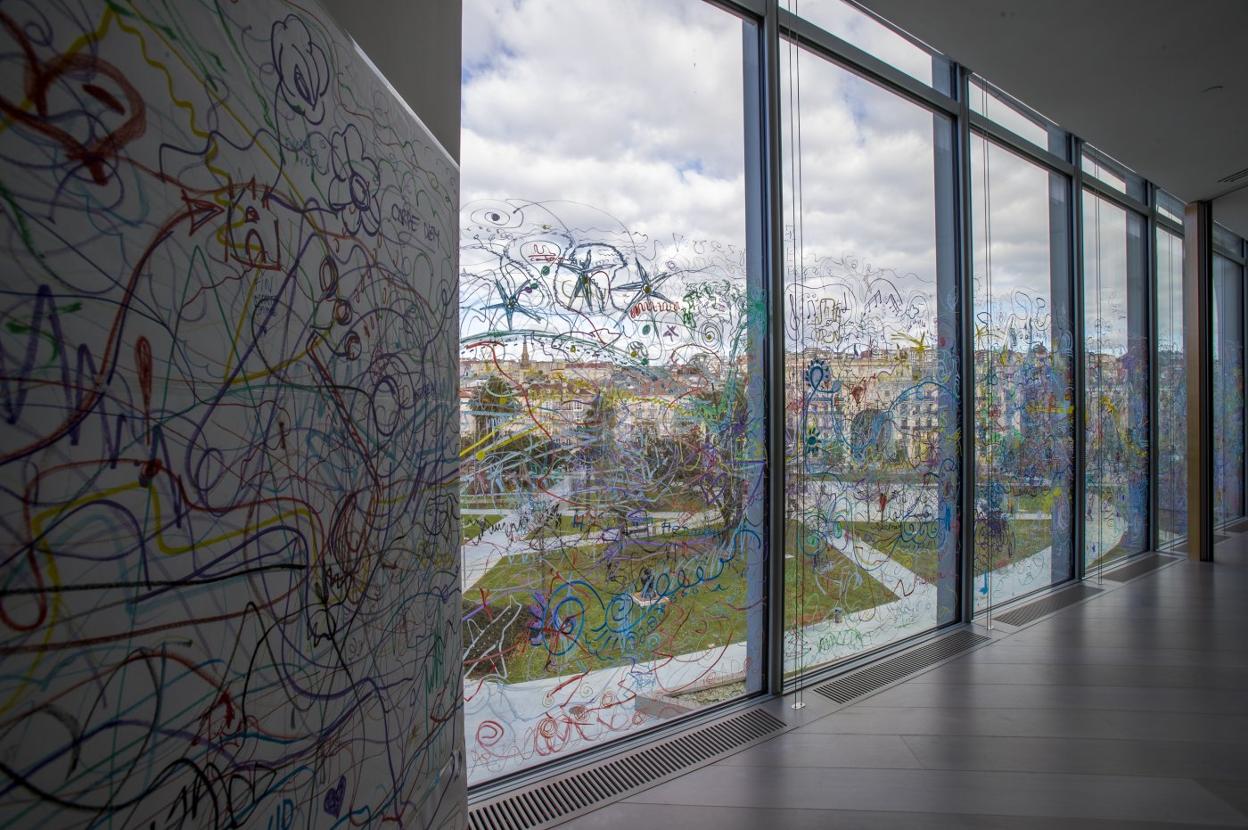 El gran ventanal de las aulas frente al Centro Botín, soporte del mural realizado estas navidades. 