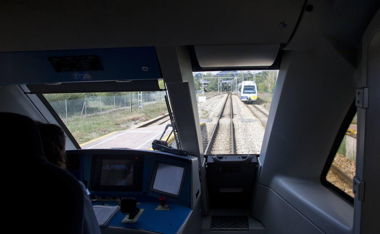 El bloqueo automático mejora la seguridad y eficiencia de los trenes. 