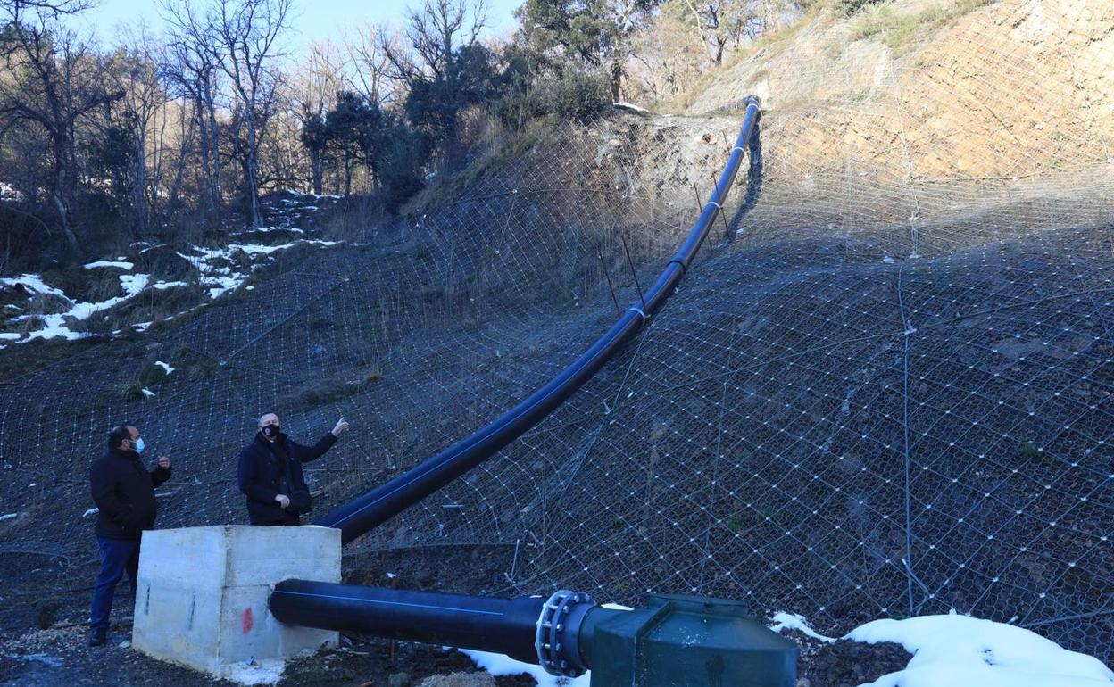 Guillermo Blanco y Óscar Casares visitaron las obras de saneamiento realizadas en Camaleño 