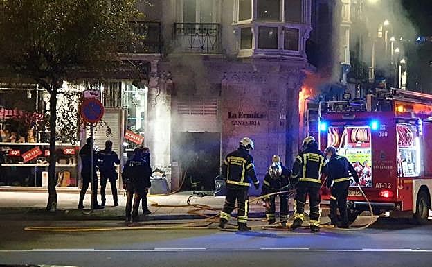 Los bomberos han entrado al local para controlar el incendio.