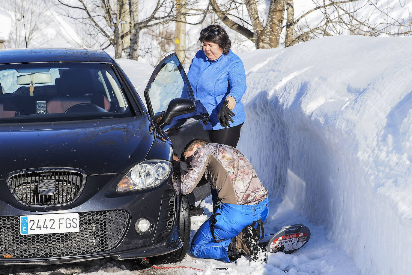 La nieve está complicando estos días la vida y las labores de los vecinos de San Roque de Riomiera. 