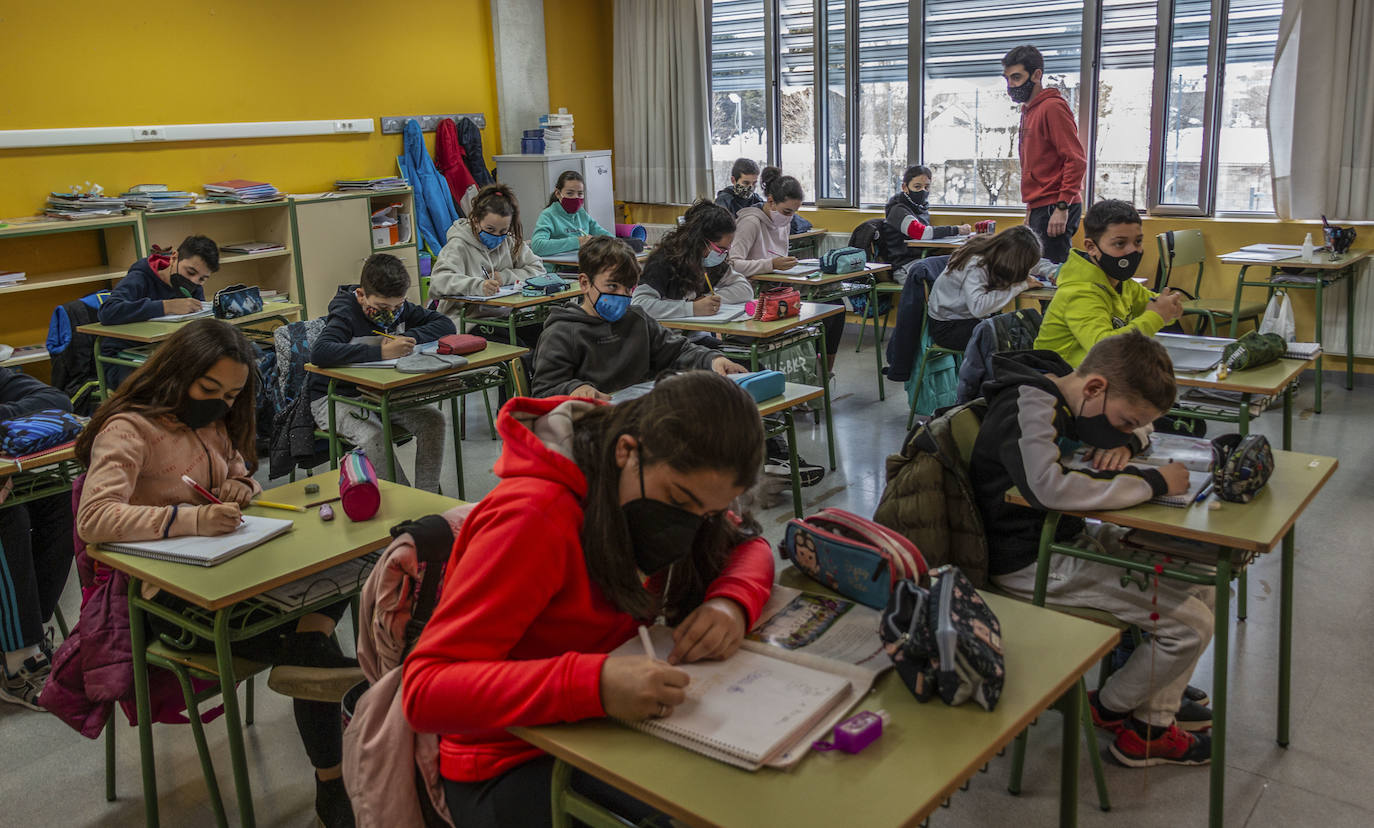 Más de 200 estudiantes del IES Montesclaros no han acudido al centro por problemas de transporte y una avería en la calefacción