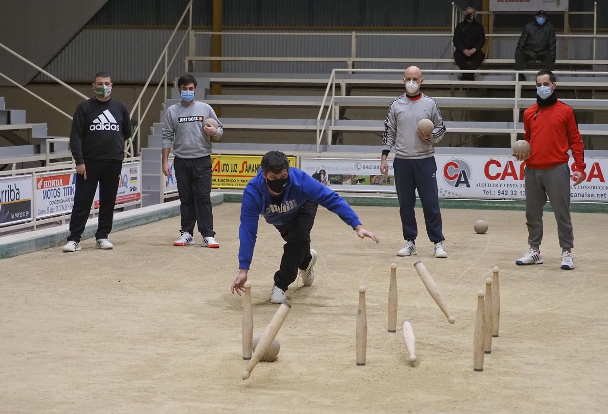Carlos Gandarillas birla una de las primeras bolas de la temporada. Al fondo, Jaime García, Manuel Domínguez, Rubén Rodríguez y Gabi Cagigas. 